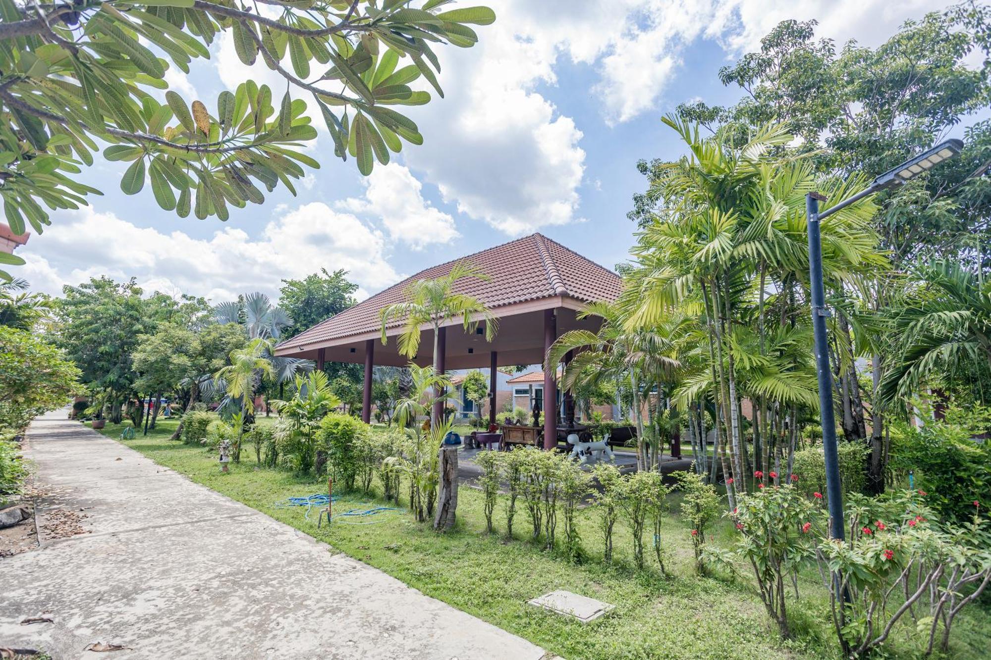 Busaya Resort & Cuisine Nakhon Pathom Exterior photo